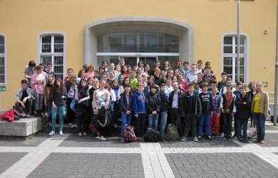 Schüler des St.-Ursula-Gymnasiums Brühl mit ihren Partnern, Lehrern und Bürgermeister Michael Kreuzberg vor dem Brühler Rathaus